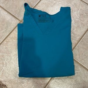 FIGS CASMA TWO POCKET SCRUB TOP